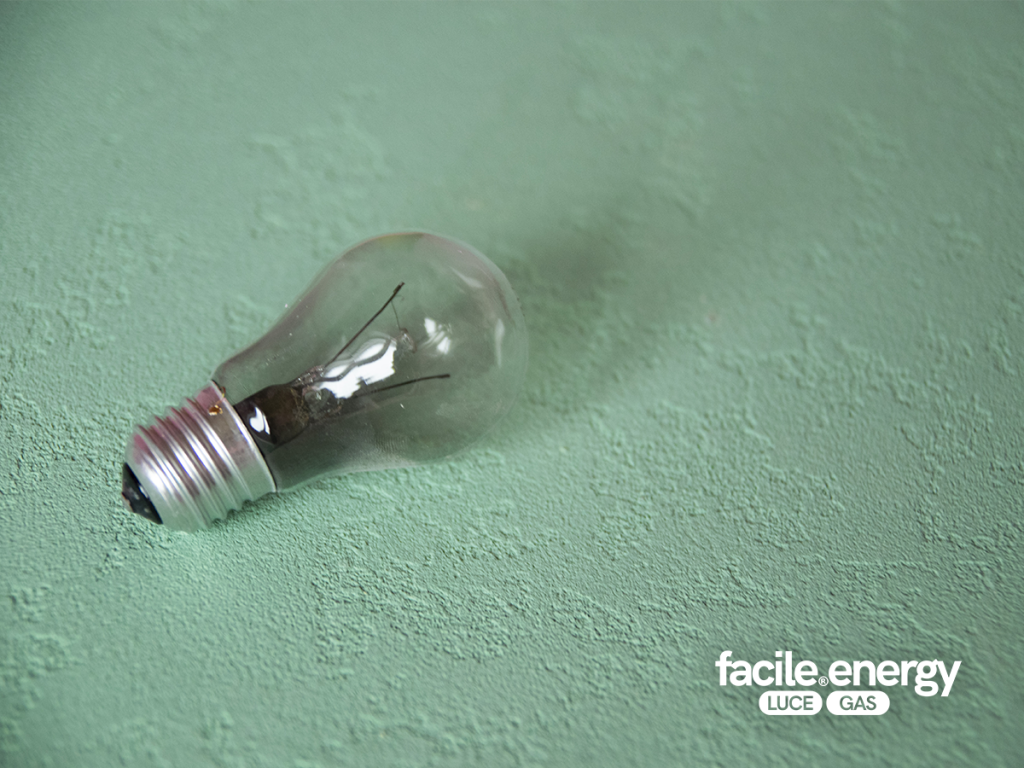 lampadina appoggiata su tavolo verde