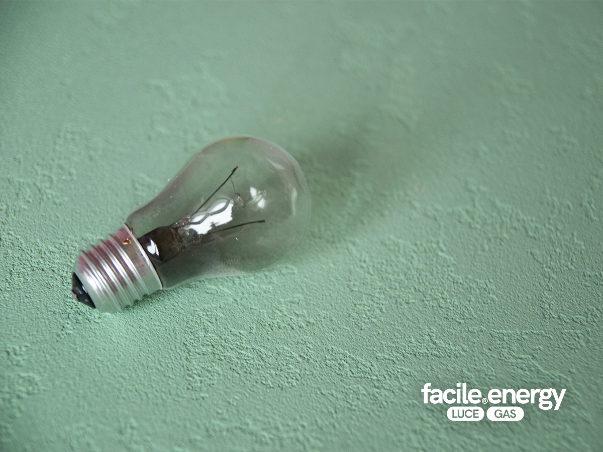 lampadina appoggiata su tavolo verde