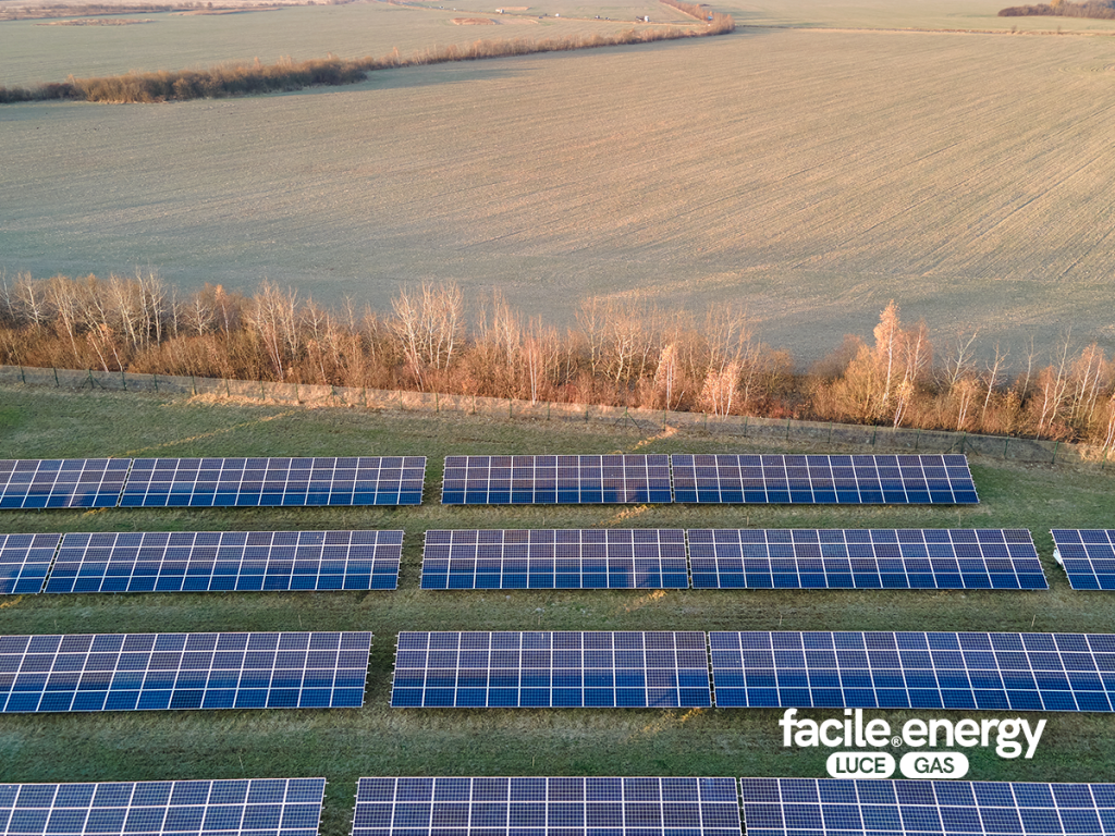 impianto fotovoltaico in un campo