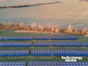 impianto fotovoltaico in un campo