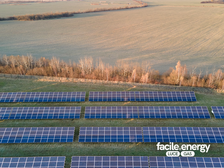 impianto fotovoltaico in un campo