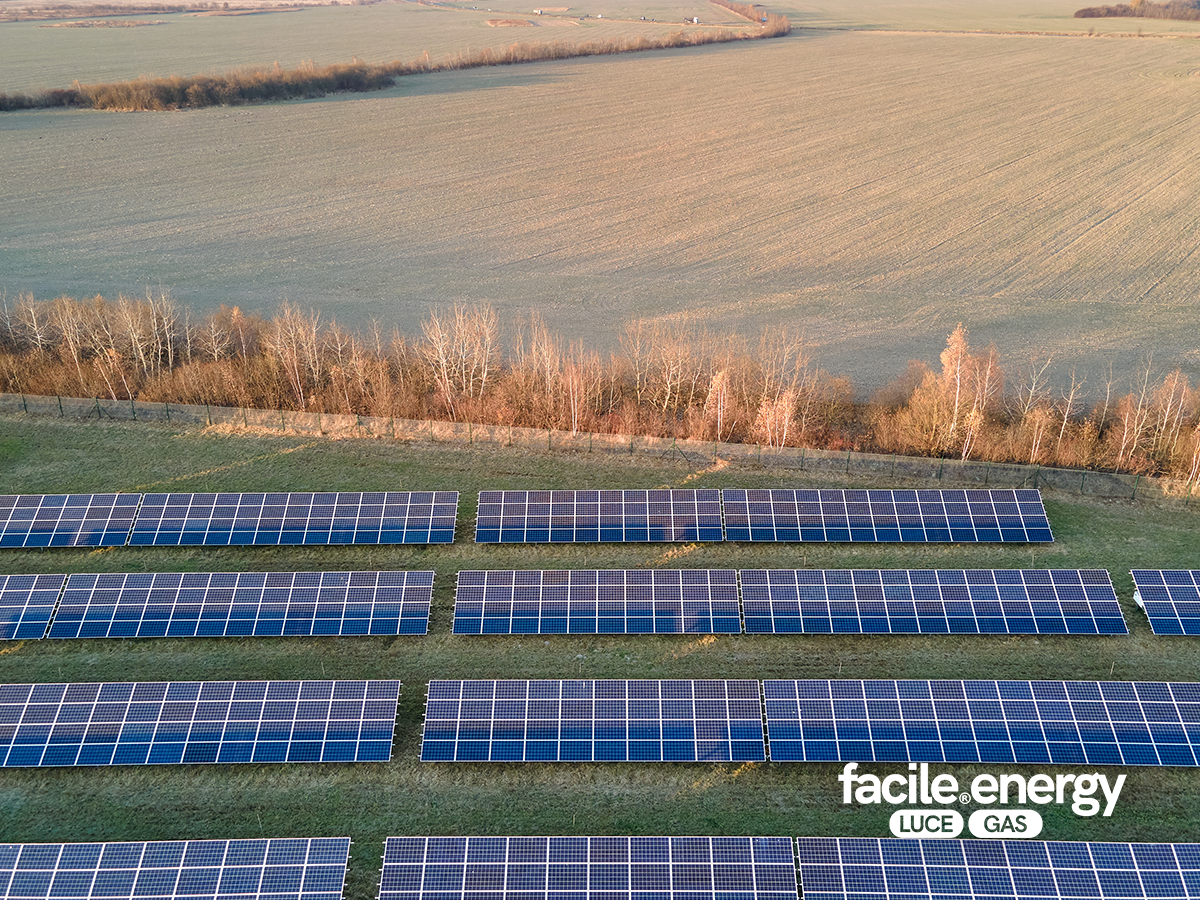 impianto fotovoltaico in un campo